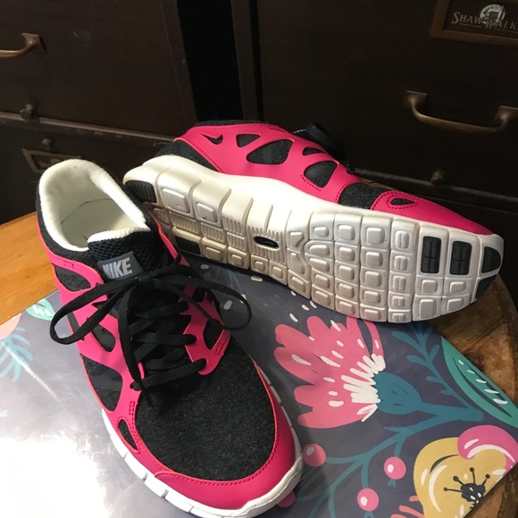 Nike Pink & Black Athletic Shoes 9.5 - Picture 4 of 5